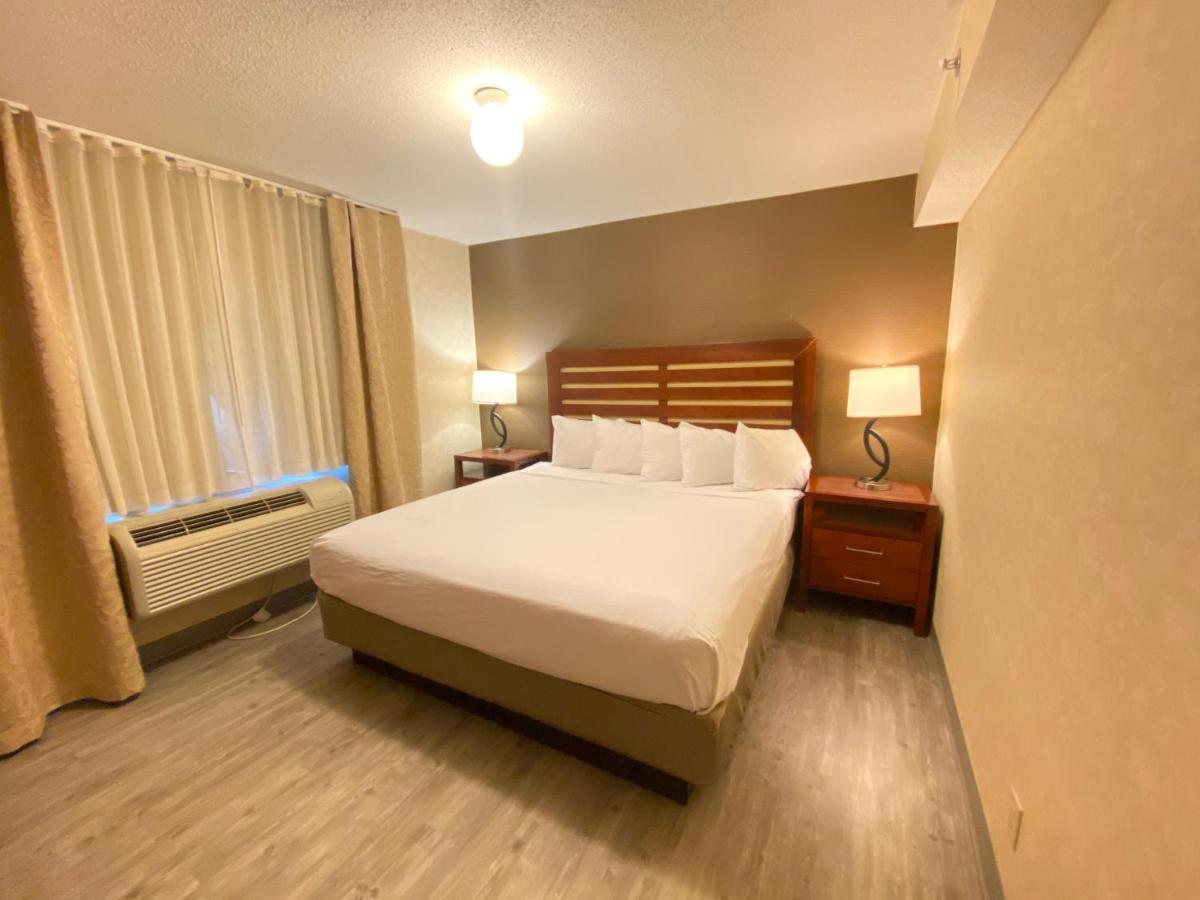 Hotel Wyndham Garden Grand Rapids Airport Exterior foto