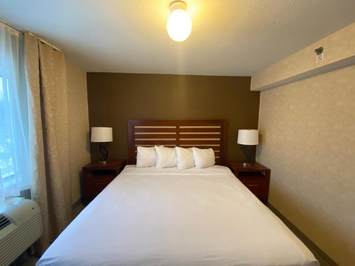 Hotel Wyndham Garden Grand Rapids Airport Exterior foto
