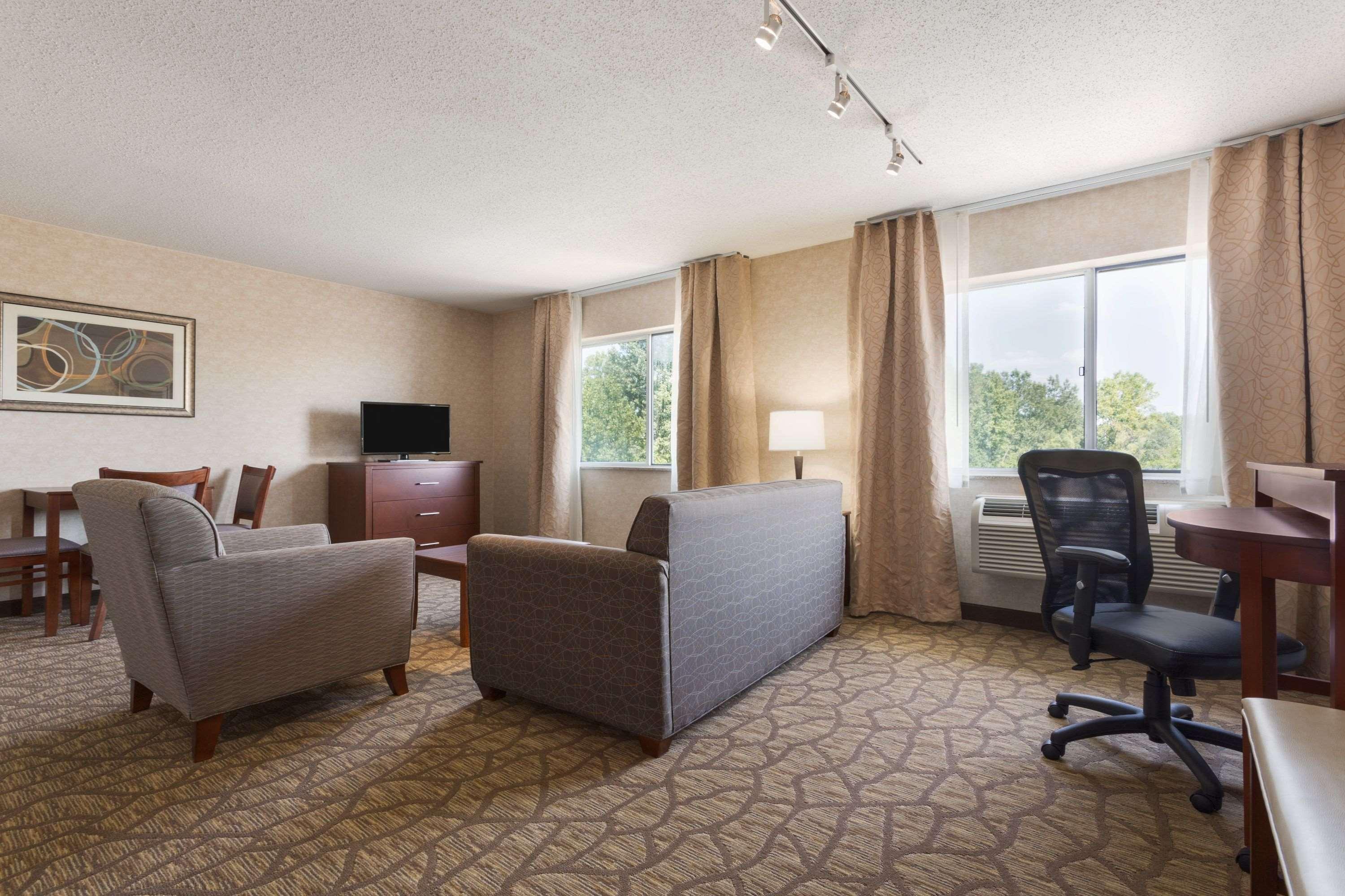 Hotel Wyndham Garden Grand Rapids Airport Exterior foto