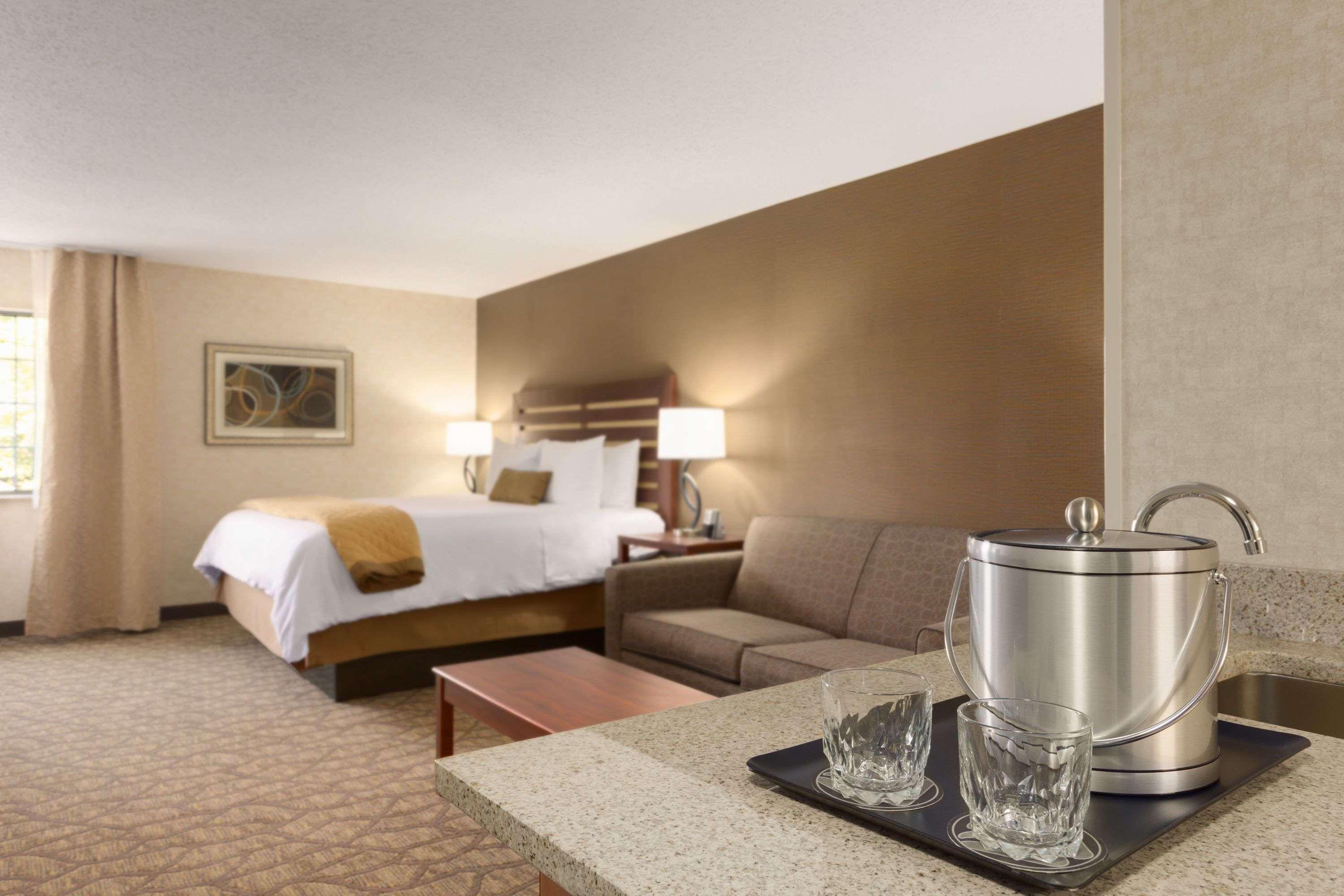 Hotel Wyndham Garden Grand Rapids Airport Exterior foto