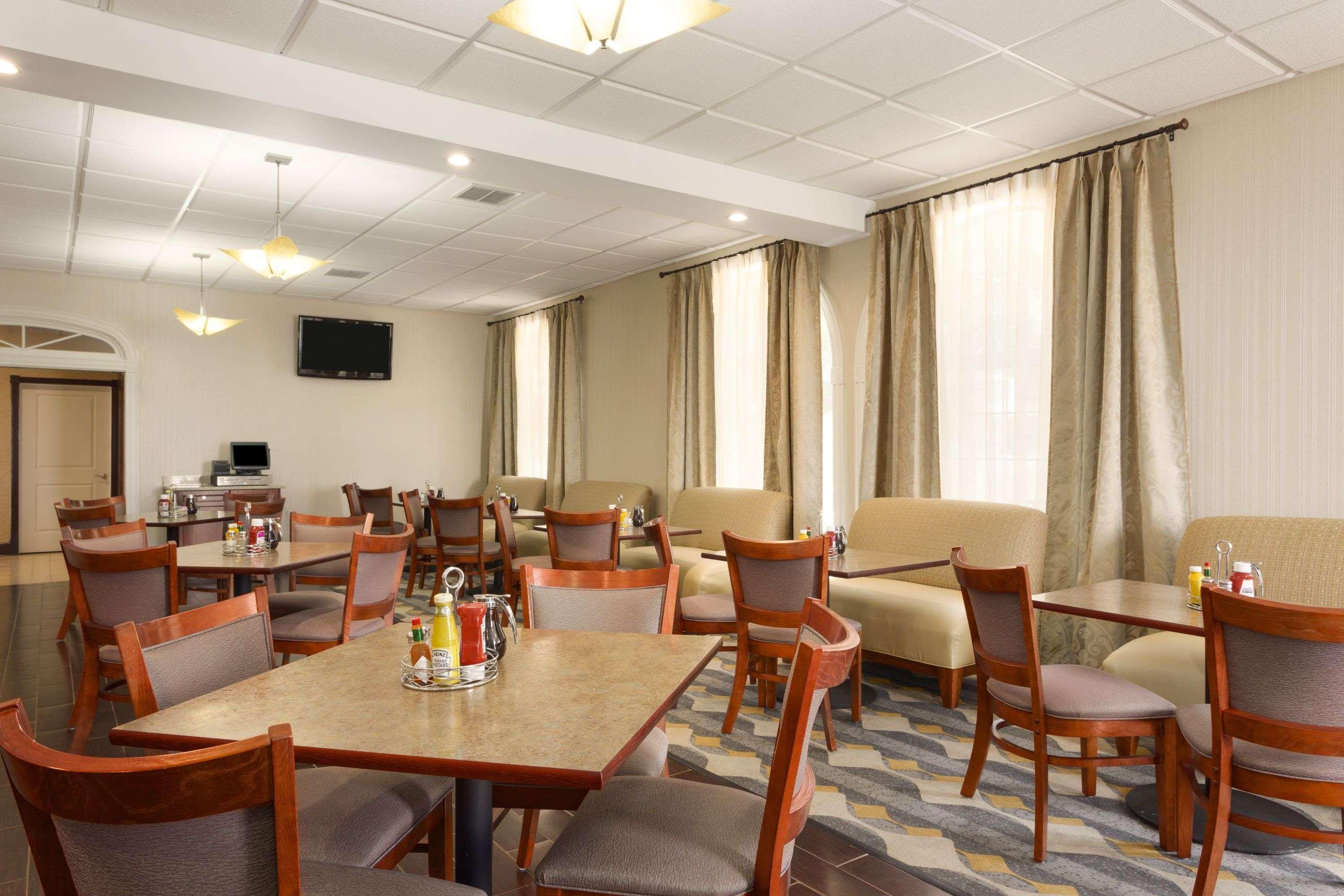 Hotel Wyndham Garden Grand Rapids Airport Exterior foto