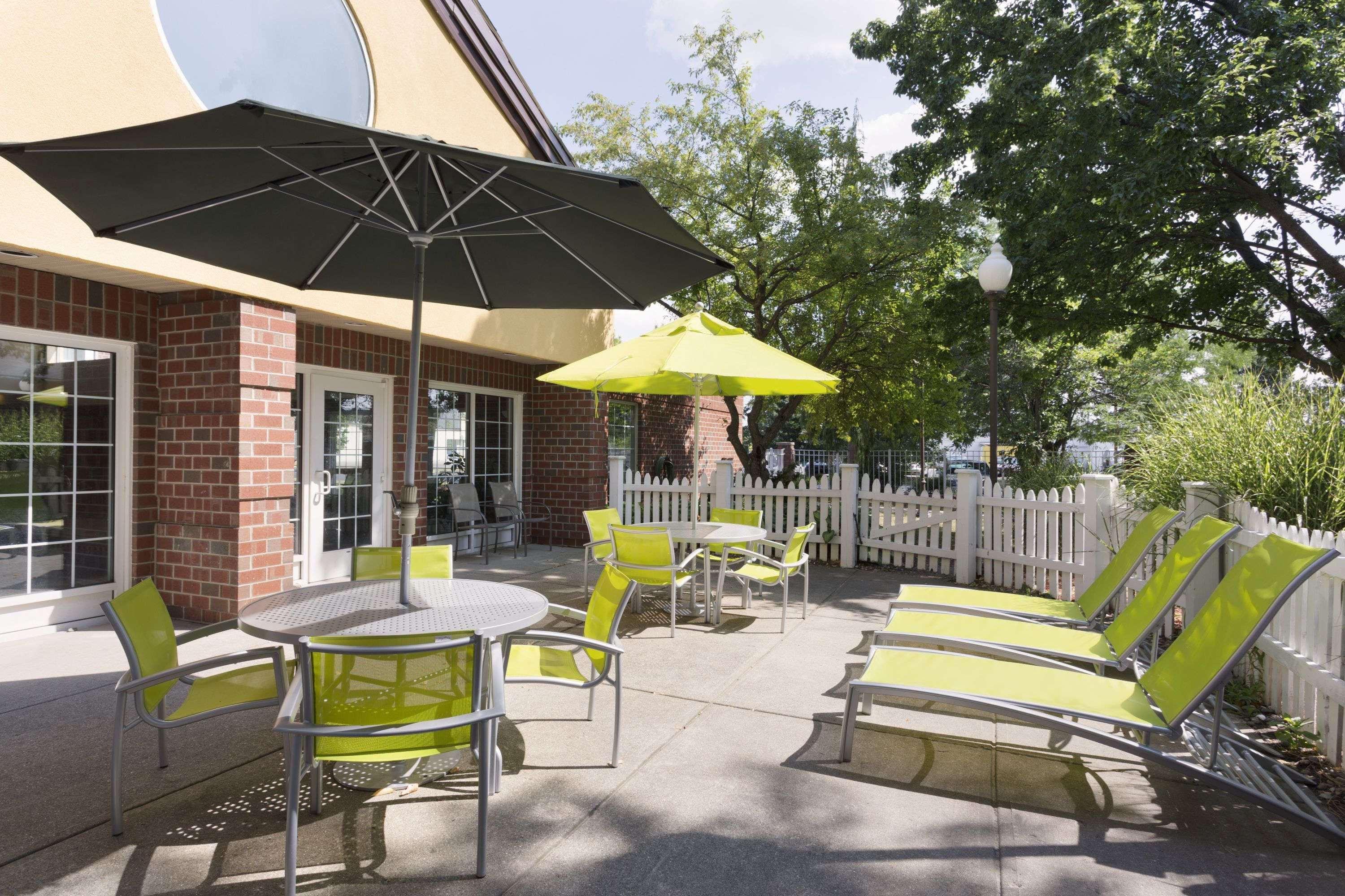 Hotel Wyndham Garden Grand Rapids Airport Exterior foto