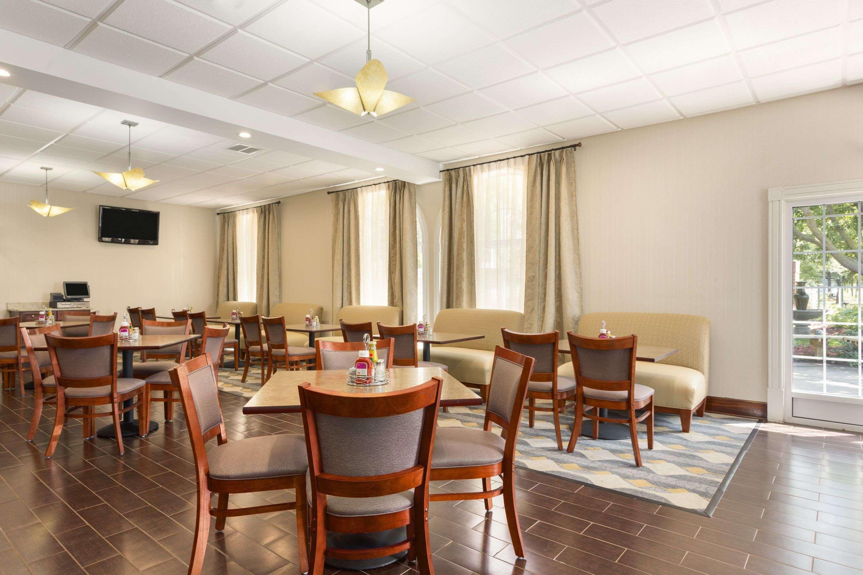 Hotel Wyndham Garden Grand Rapids Airport Exterior foto