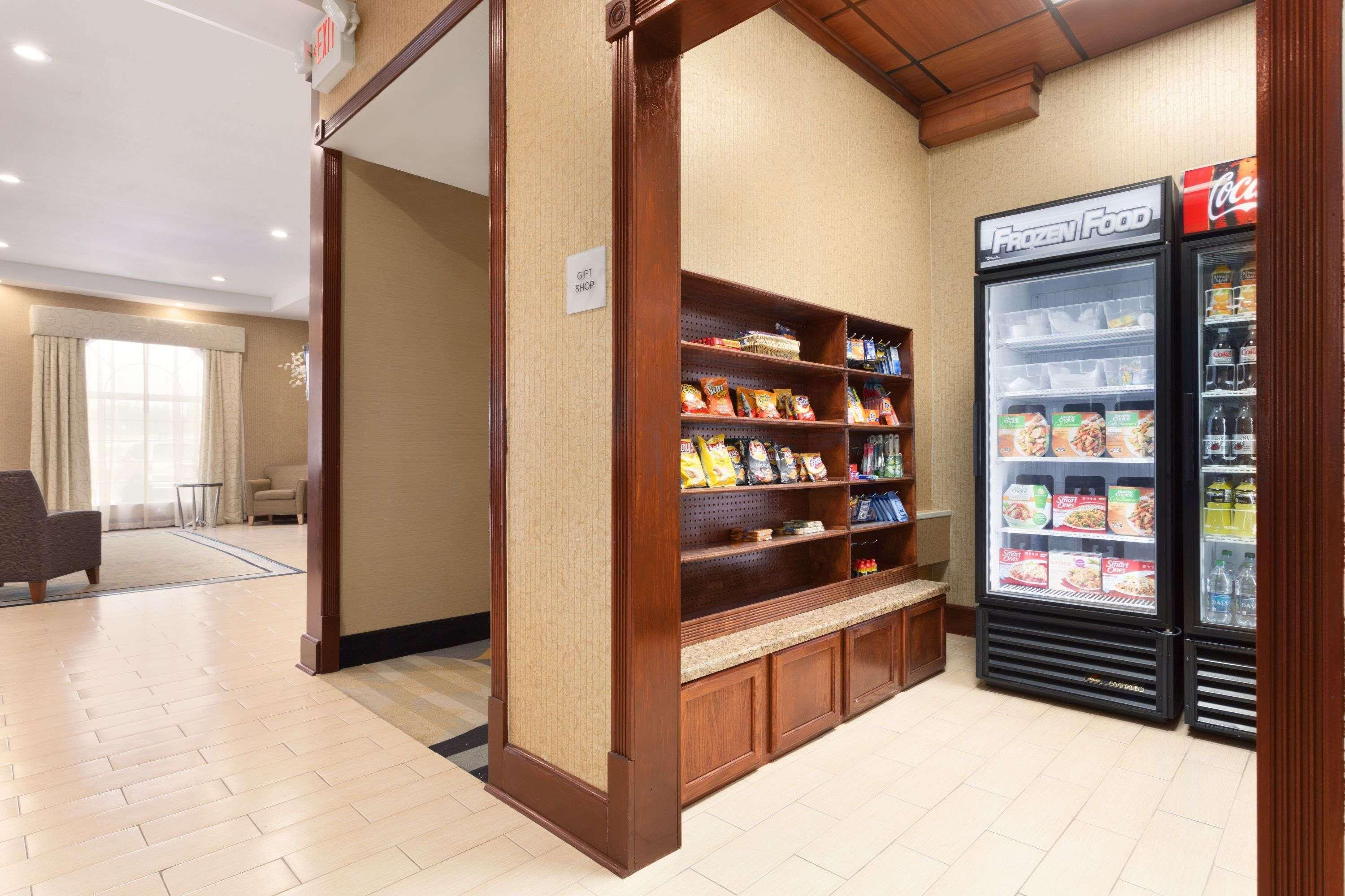 Hotel Wyndham Garden Grand Rapids Airport Exterior foto