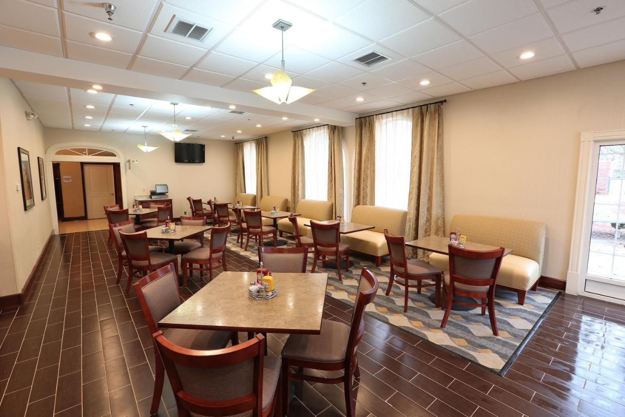 Hotel Wyndham Garden Grand Rapids Airport Exterior foto