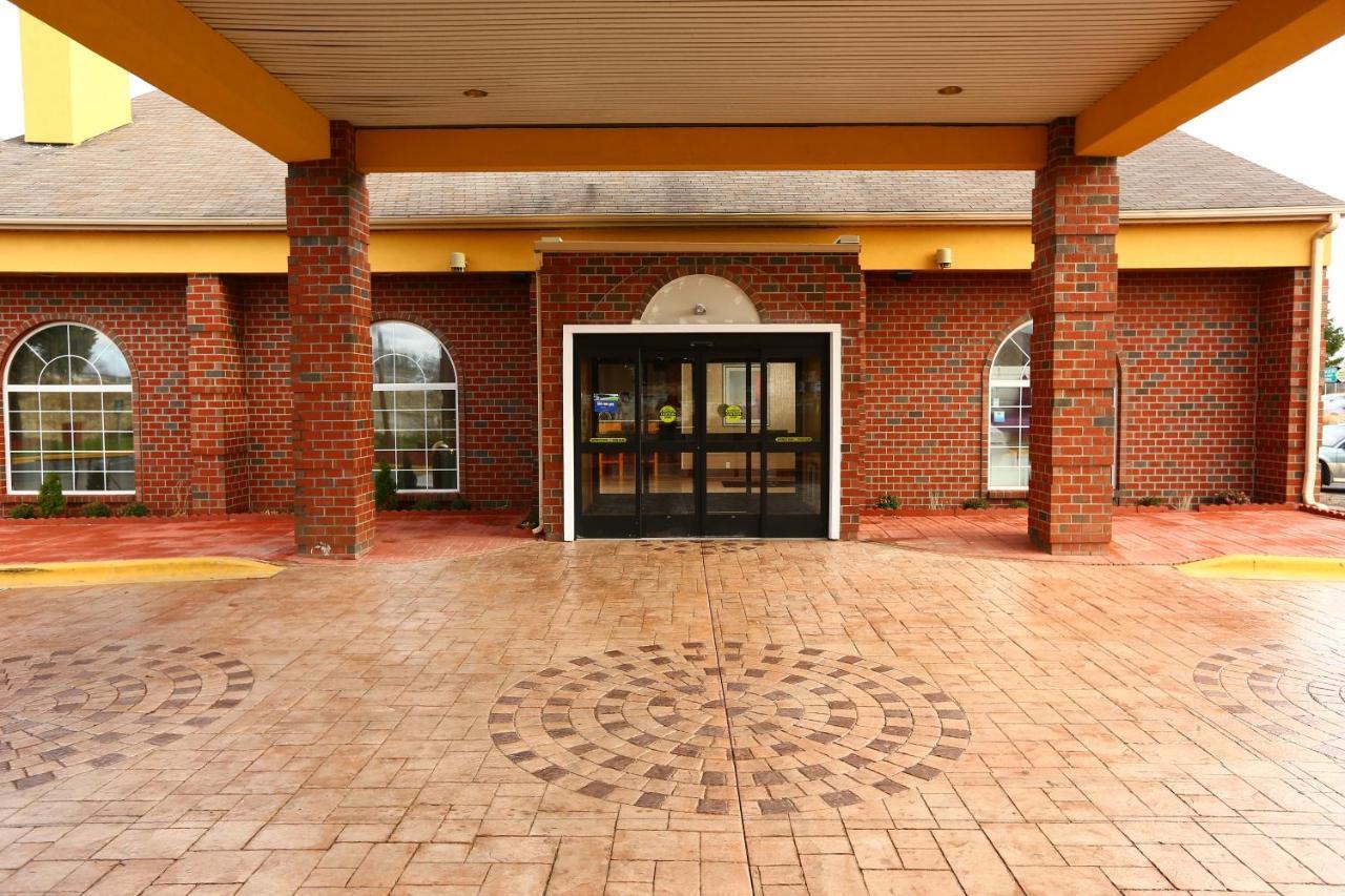 Hotel Wyndham Garden Grand Rapids Airport Exterior foto